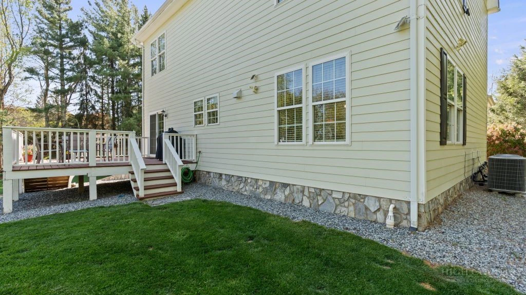 Image number 17 for the current listing