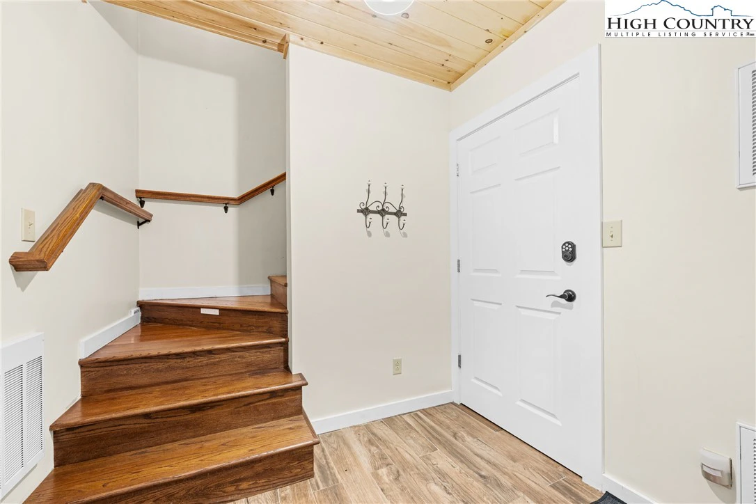 Image number 11 for the current listing