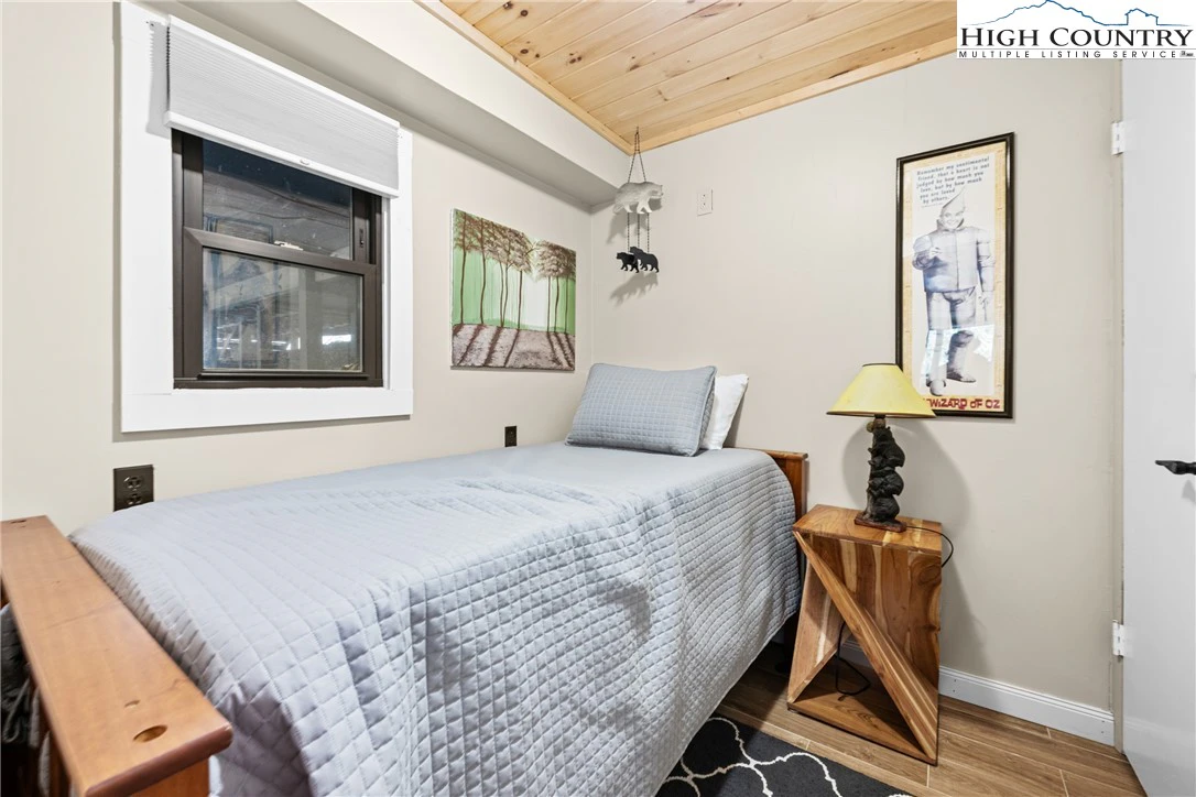 Image number 6 for the current listing