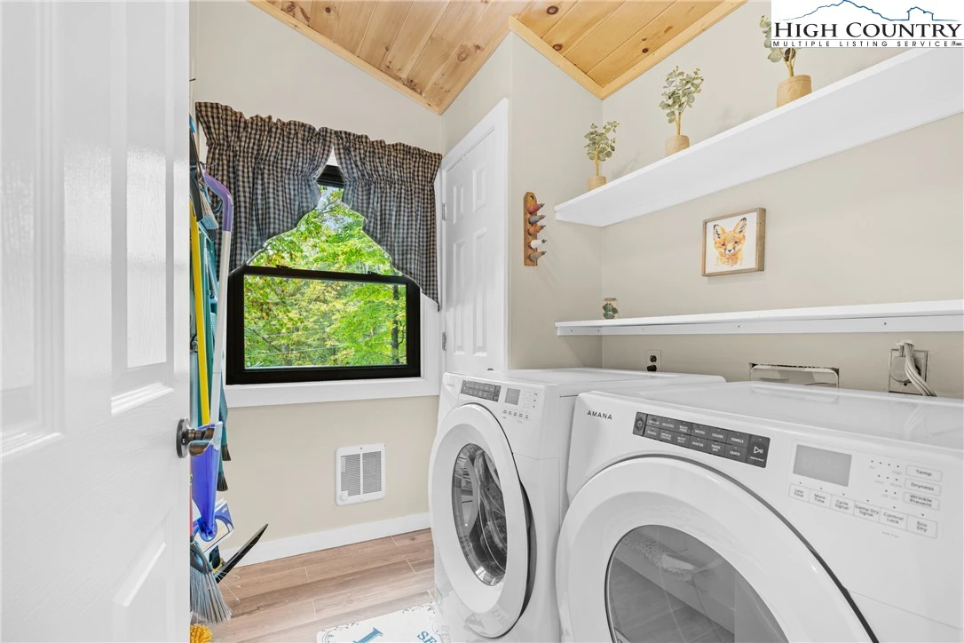 Image number 9 for the current listing
