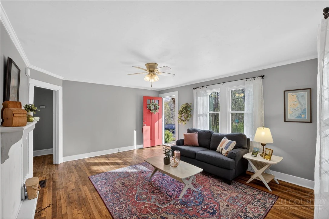 Image number 3 for the current listing