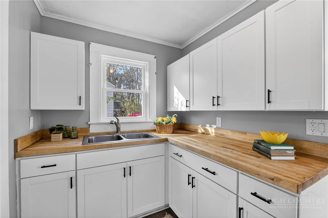 Image number 8 for the current listing