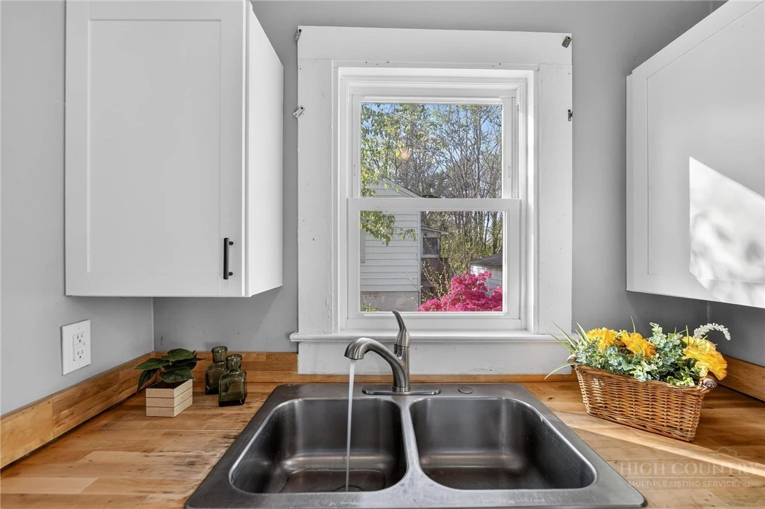 Image number 9 for the current listing