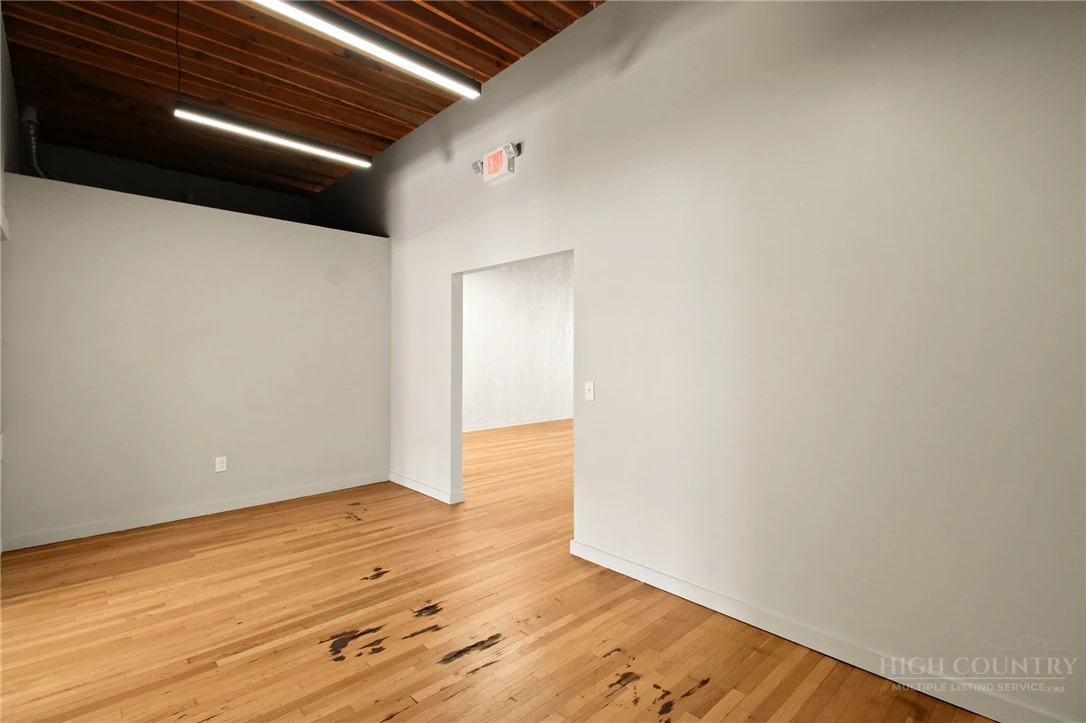 Image number 21 for the current listing