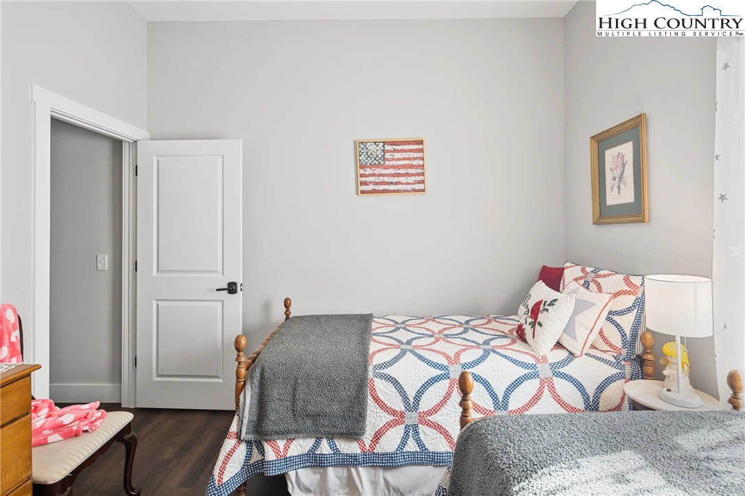 Image number 2 for the current listing