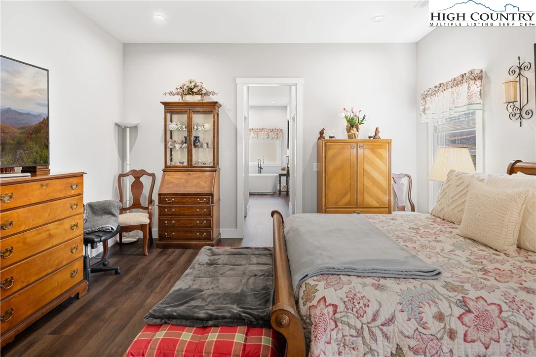 Image number 14 for the current listing
