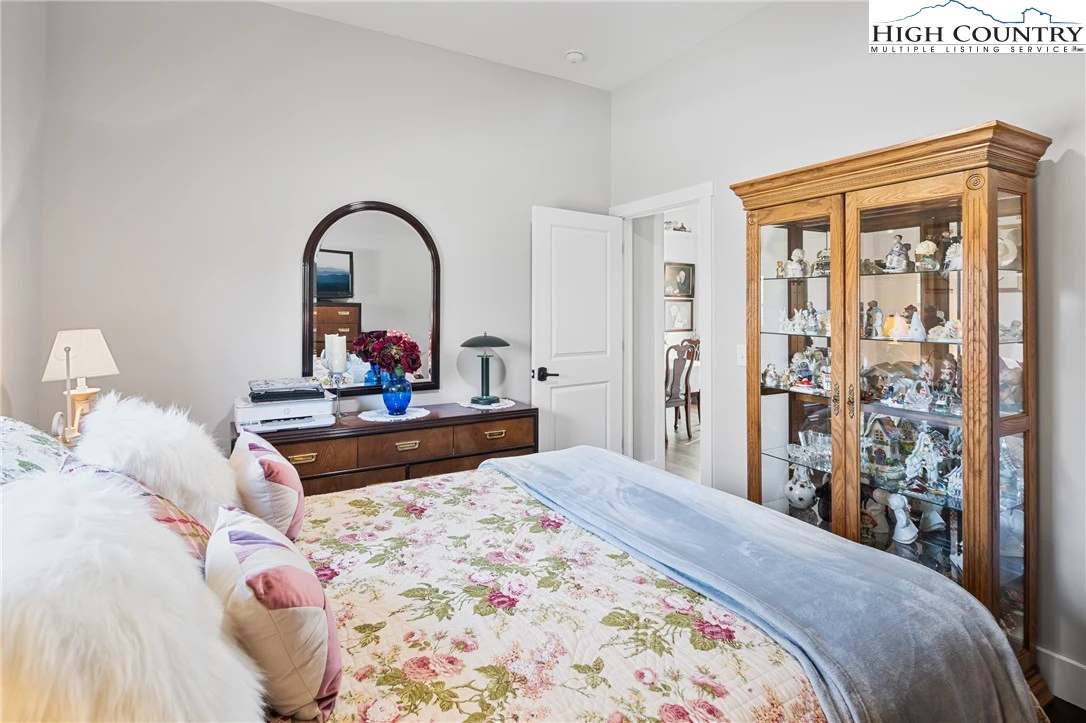 Image number 18 for the current listing