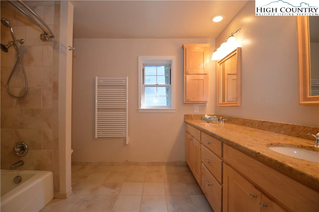 Image number 8 for the current listing