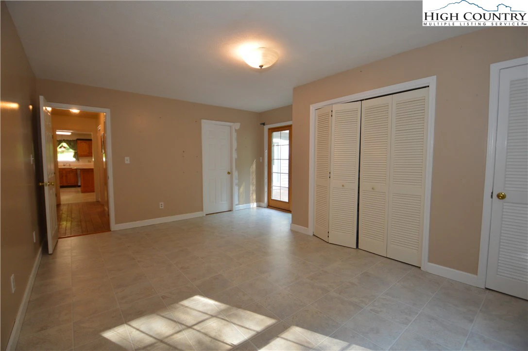 Image number 4 for the current listing