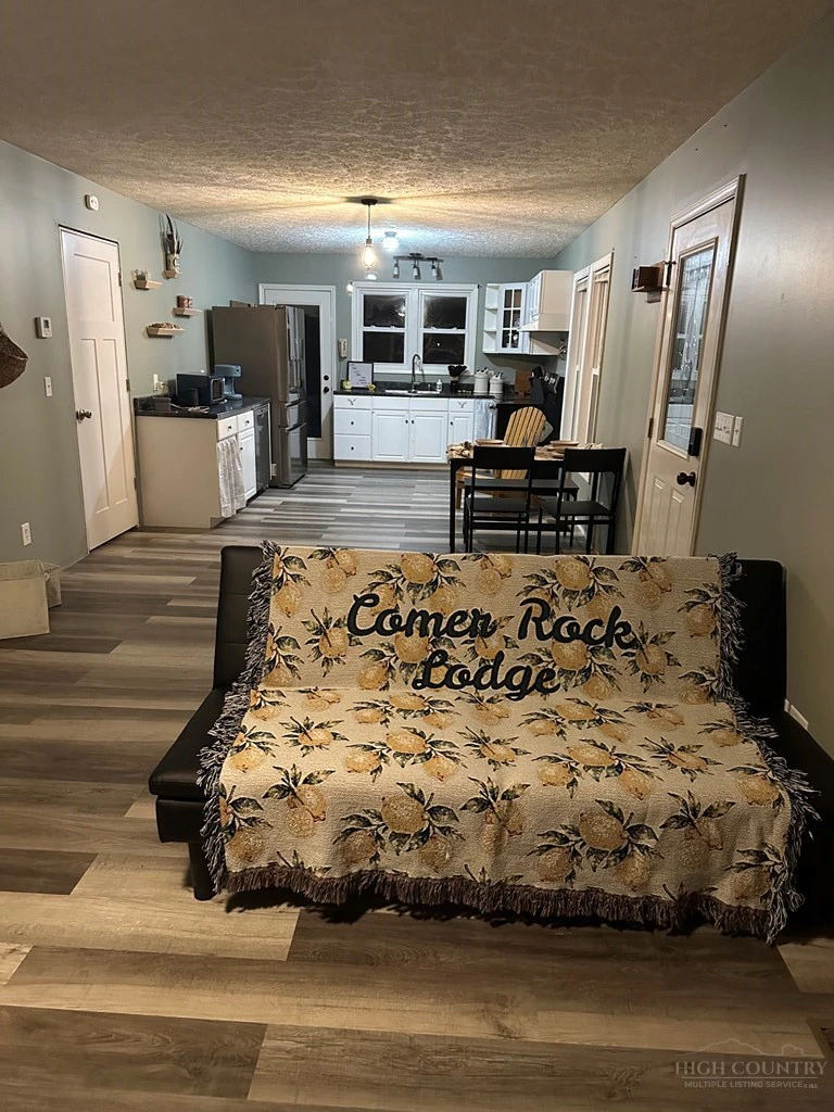 Image number 9 for the current listing