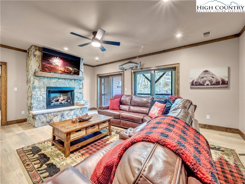 Image number 17 for the current listing