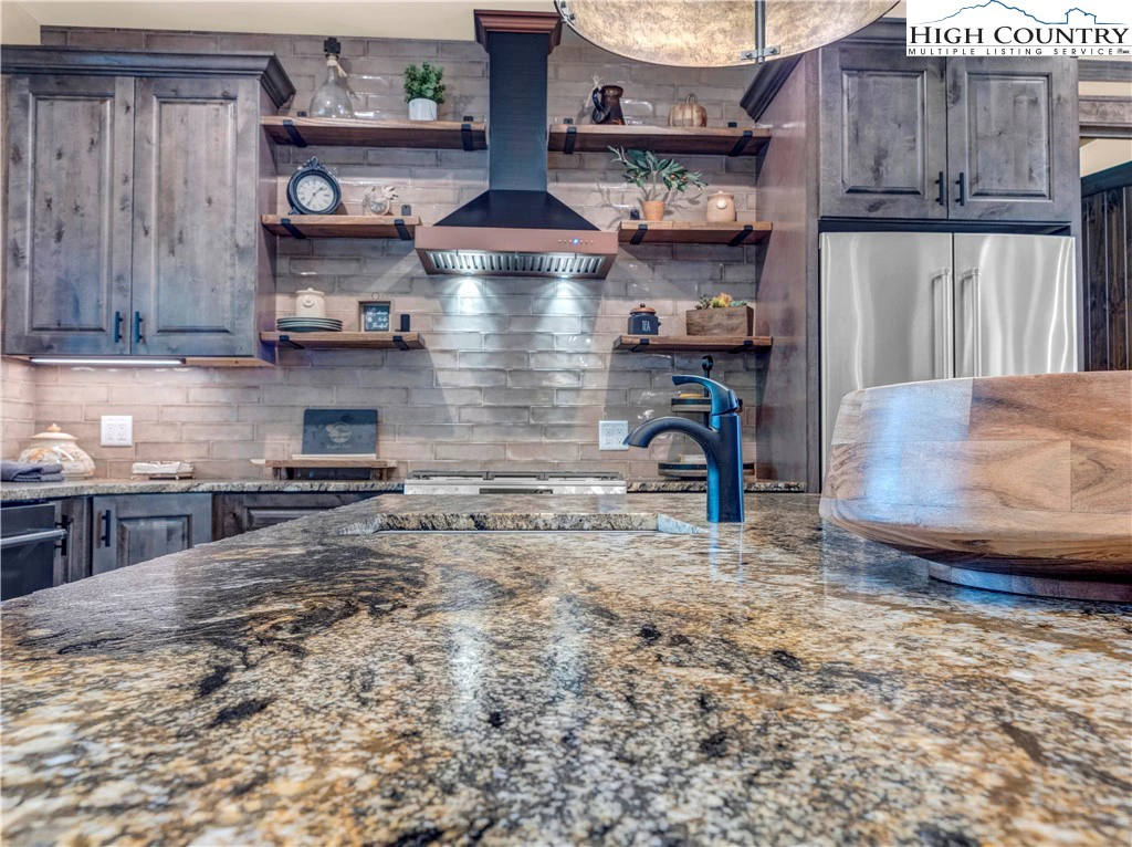 Image number 3 for the current listing