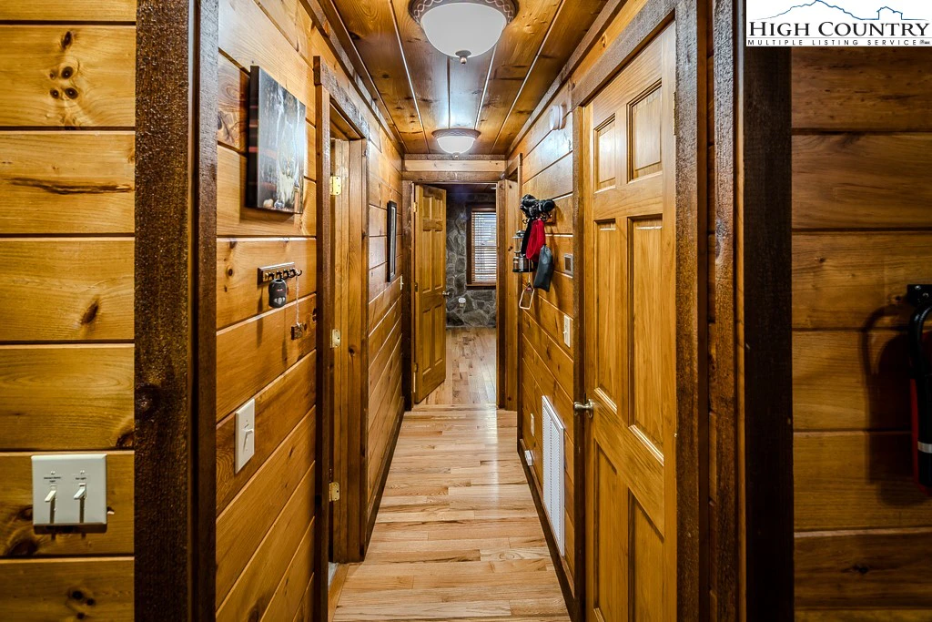 Image number 21 for the current listing