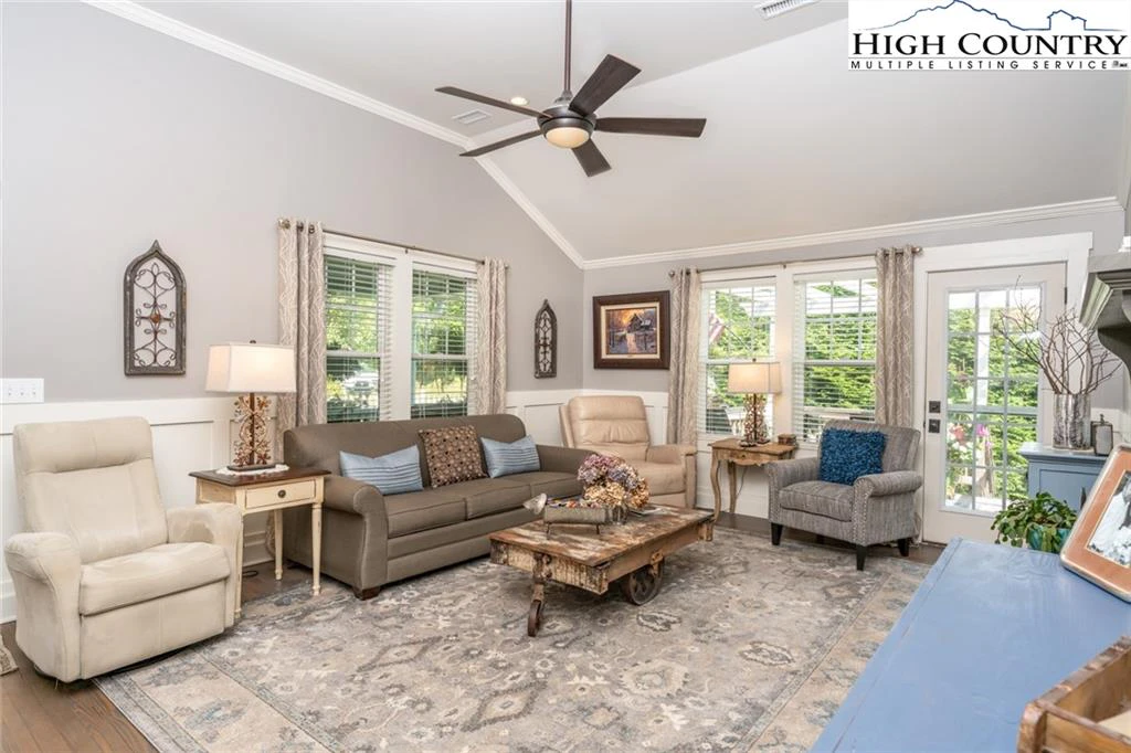 Image number 20 for the current listing
