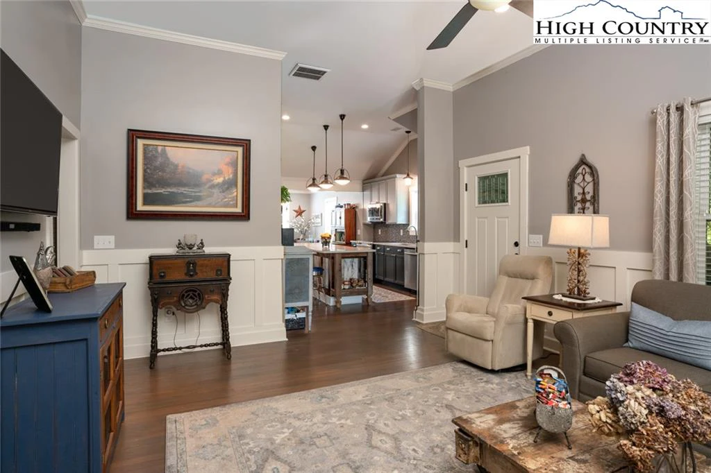 Image number 19 for the current listing