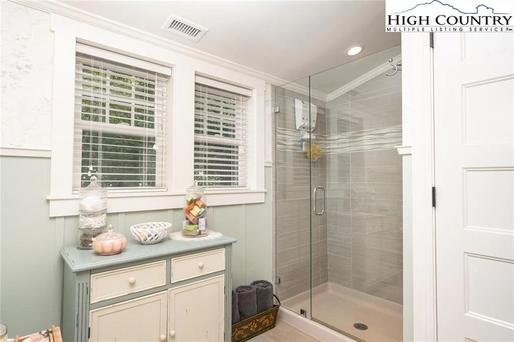 Image number 11 for the current listing
