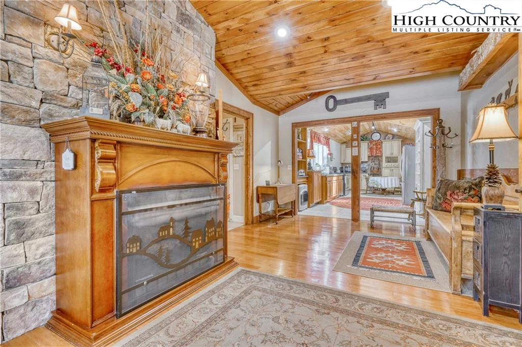 Image number 1 for the current listing