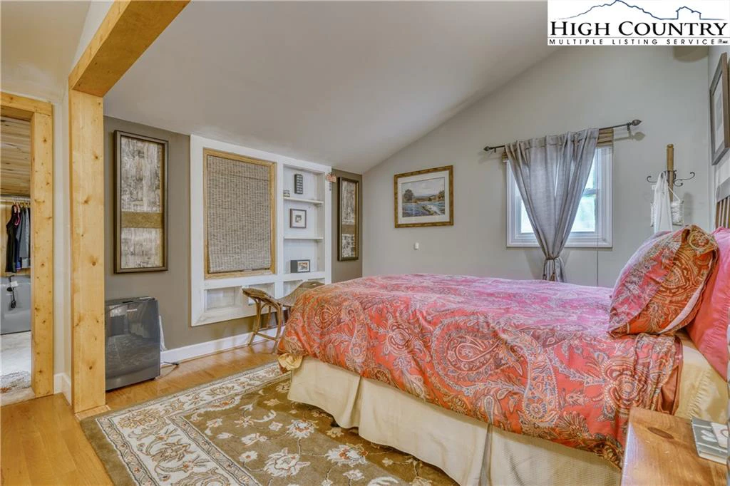 Image number 3 for the current listing