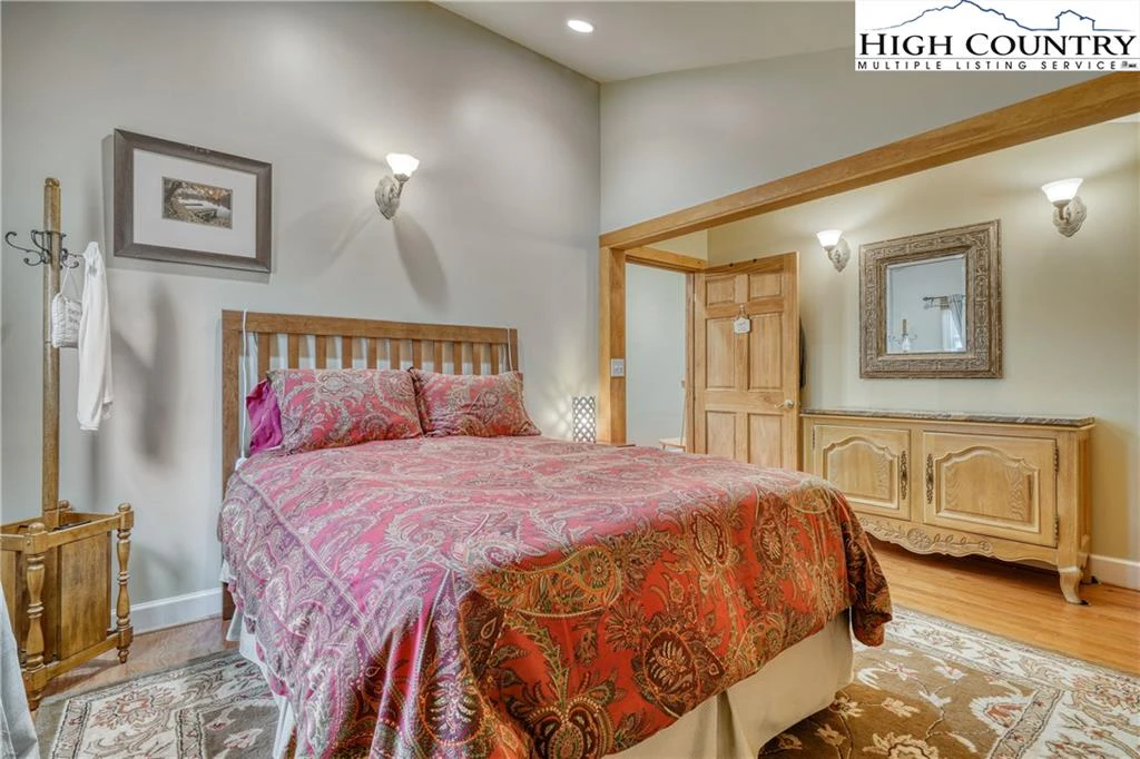 Image number 4 for the current listing