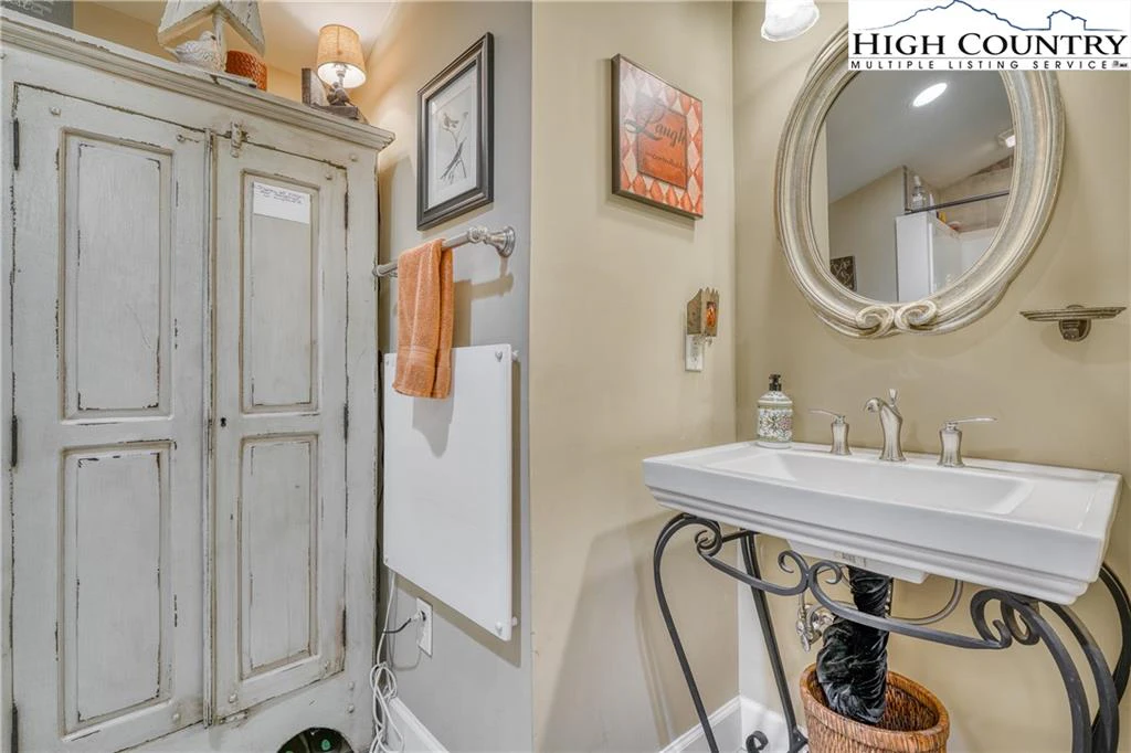 Image number 6 for the current listing