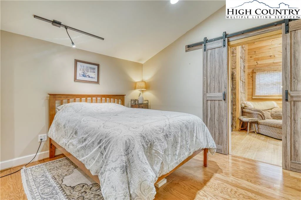 Image number 8 for the current listing