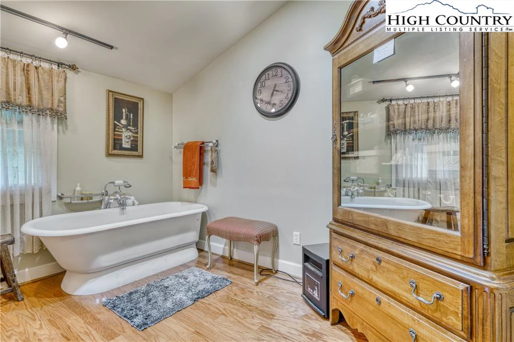 Image number 9 for the current listing