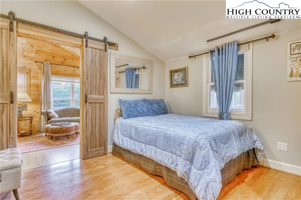Image number 11 for the current listing