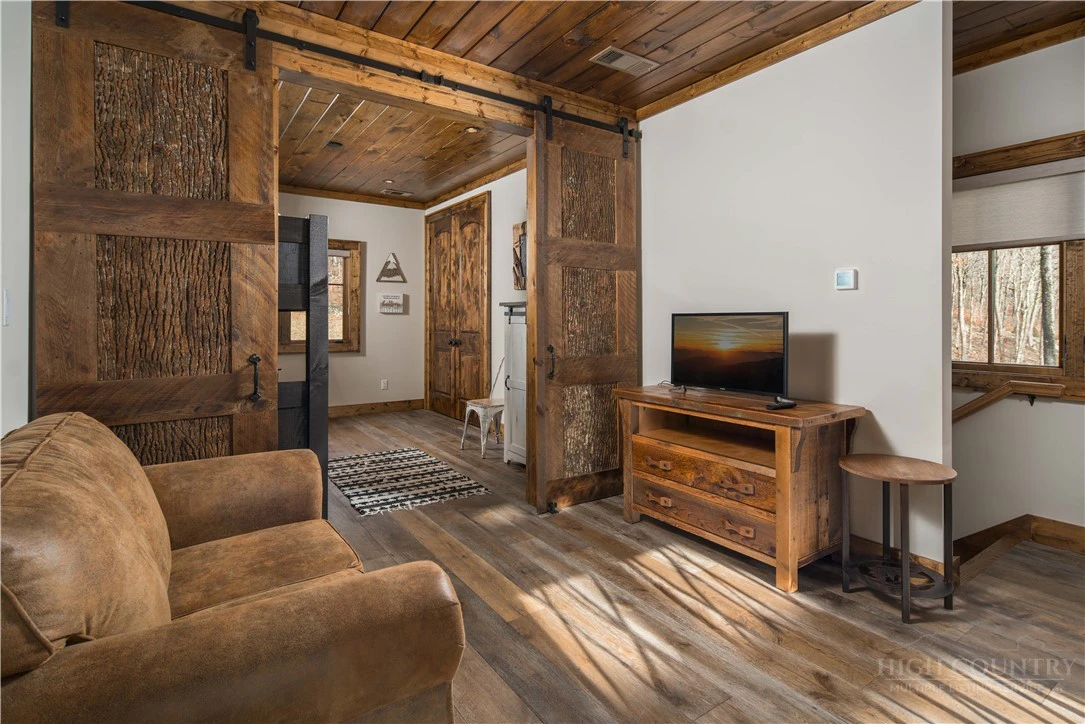 Image number 3 for the current listing