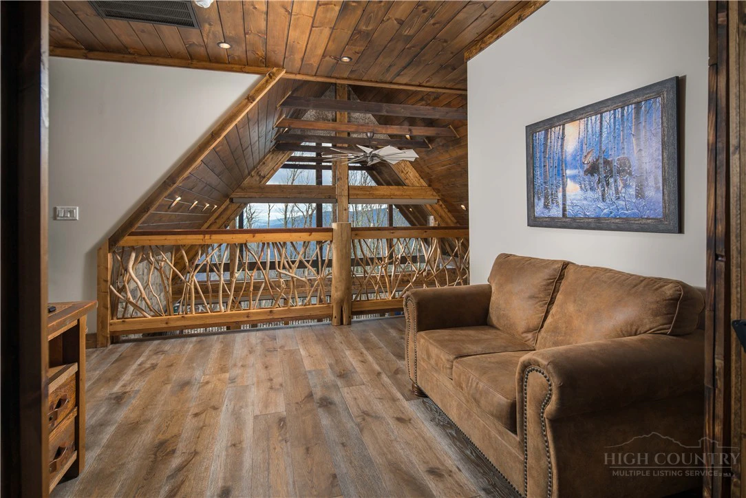Image number 4 for the current listing