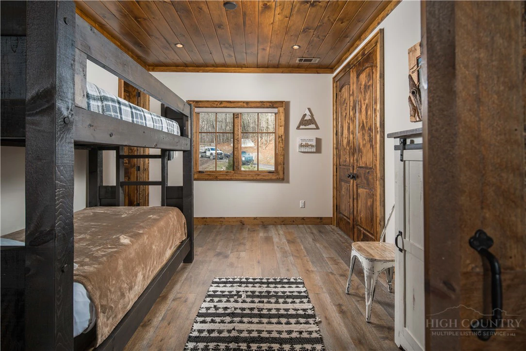 Image number 5 for the current listing