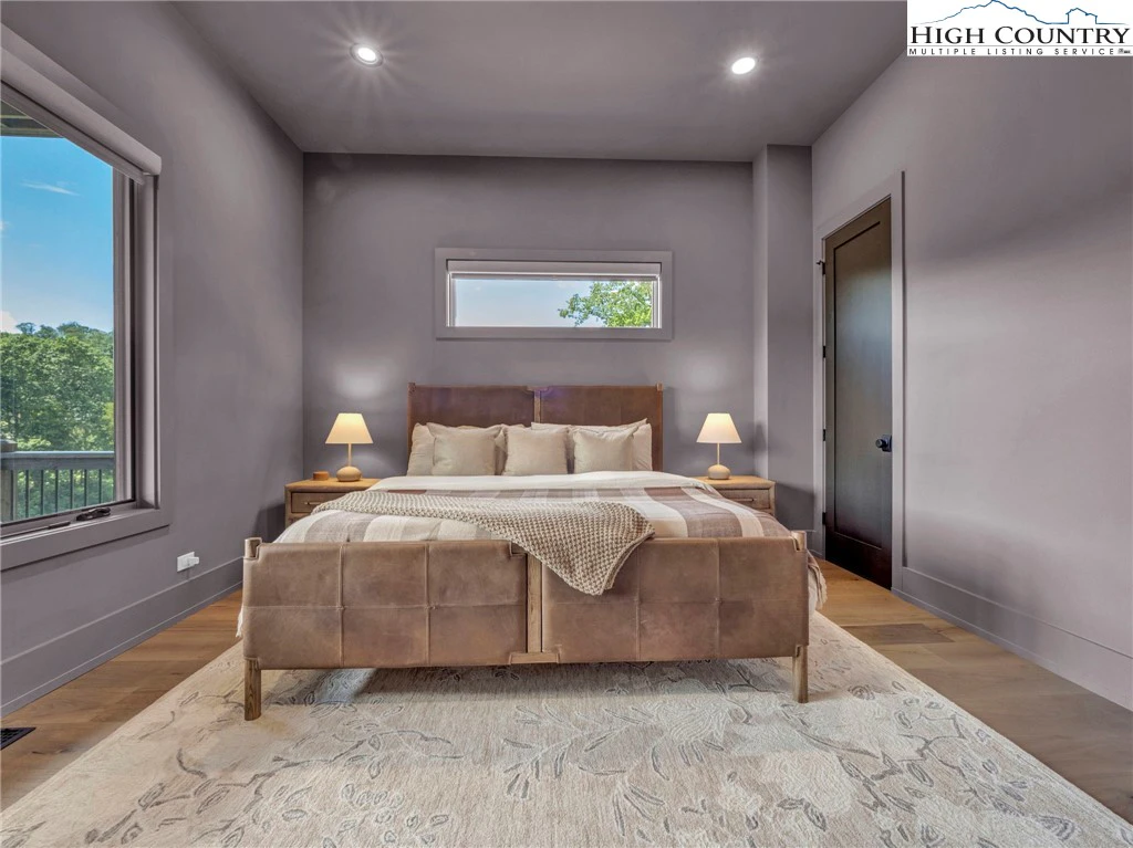 Image number 5 for the current listing