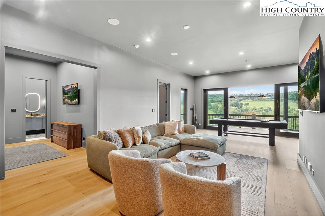 Image number 13 for the current listing