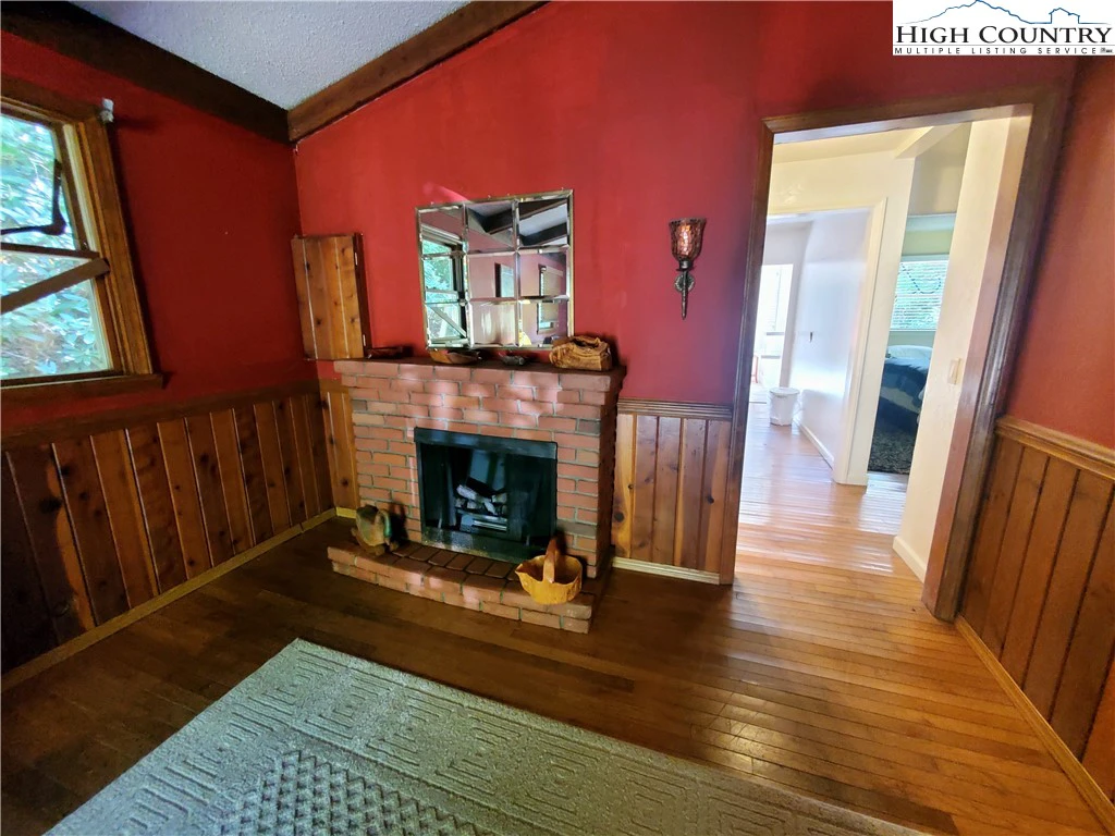 Image number 18 for the current listing