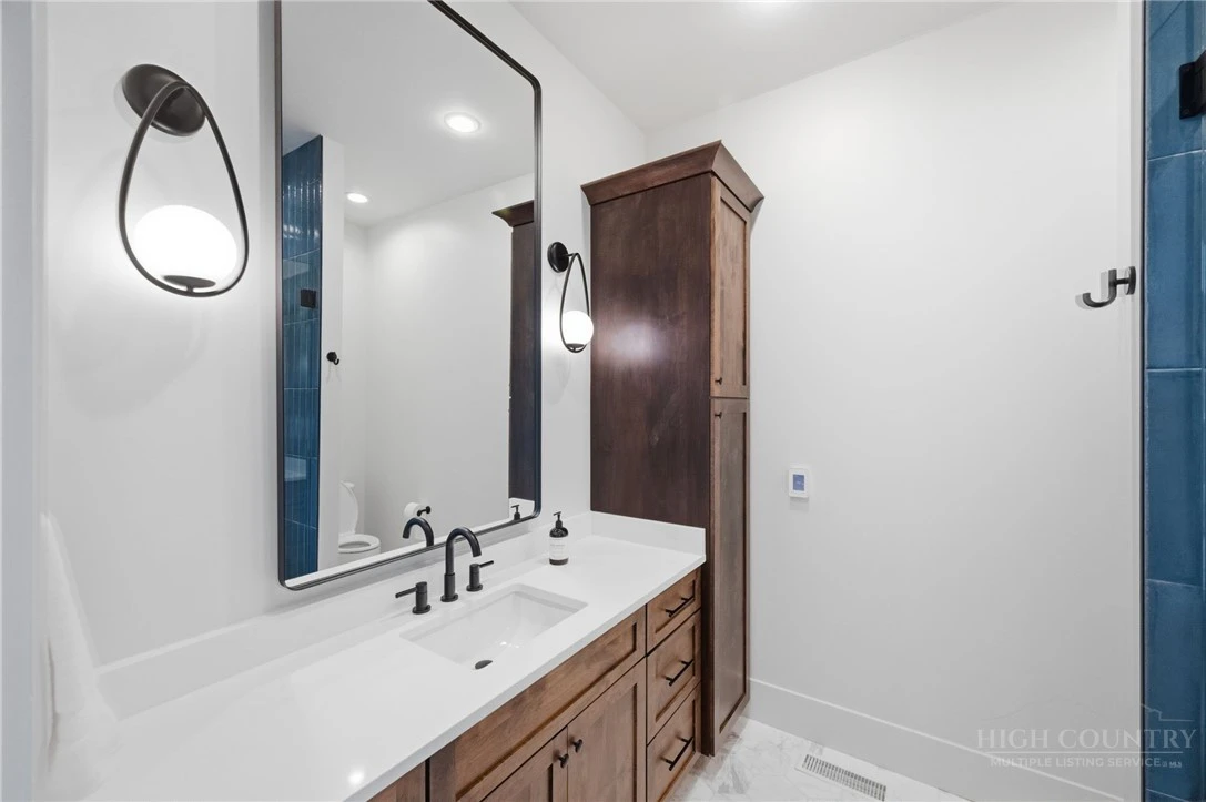 Image number 7 for the current listing