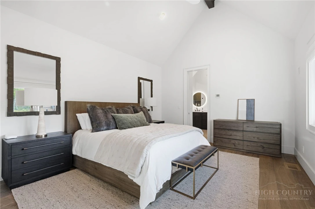 Image number 9 for the current listing