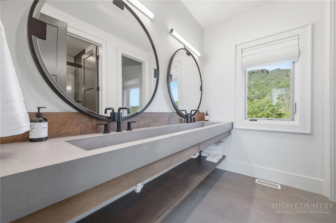Image number 11 for the current listing