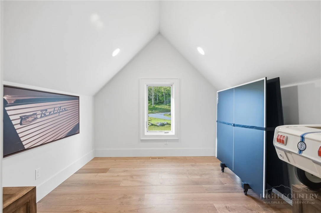 Image number 15 for the current listing