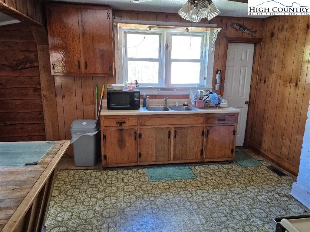 Image number 19 for the current listing