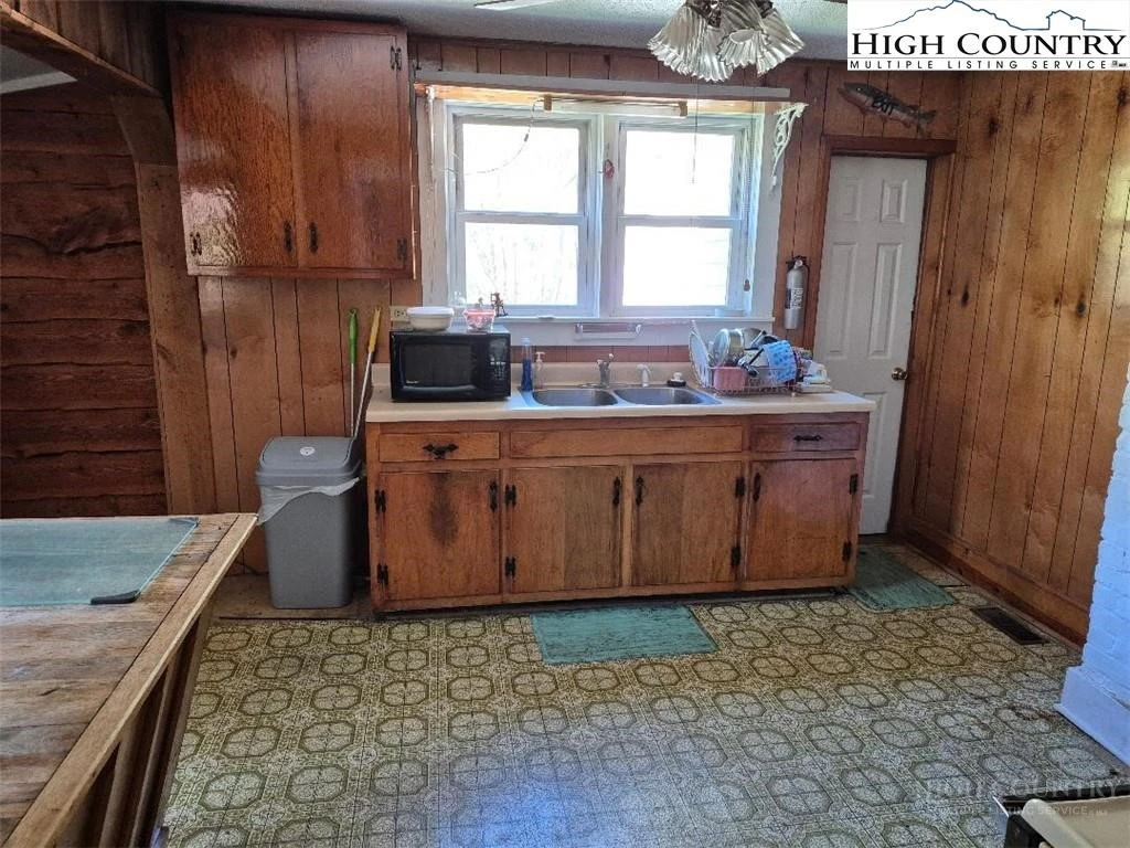 Image number 15 for the current listing