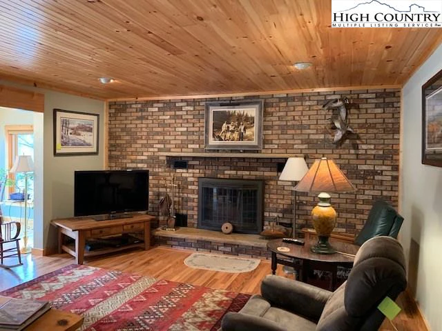 Image number 21 for the current listing
