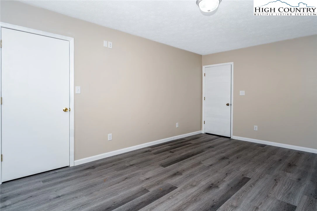 Image number 3 for the current listing