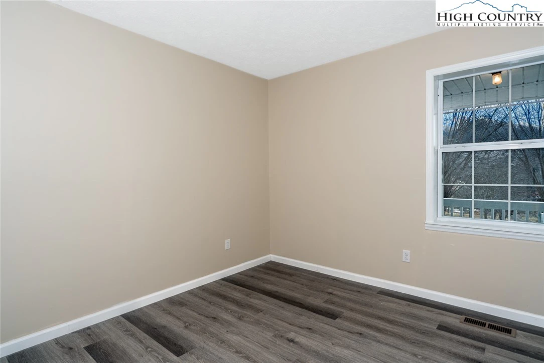 Image number 4 for the current listing
