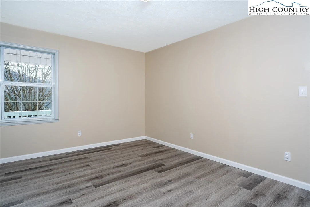Image number 7 for the current listing
