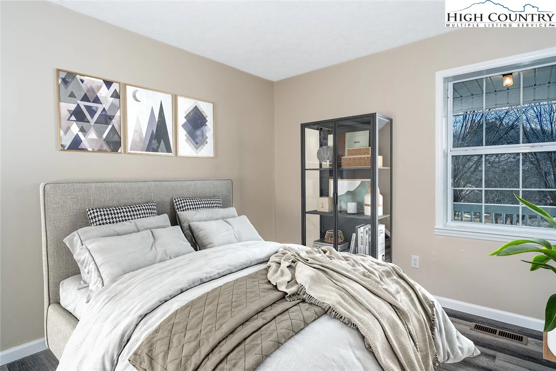 Image number 8 for the current listing