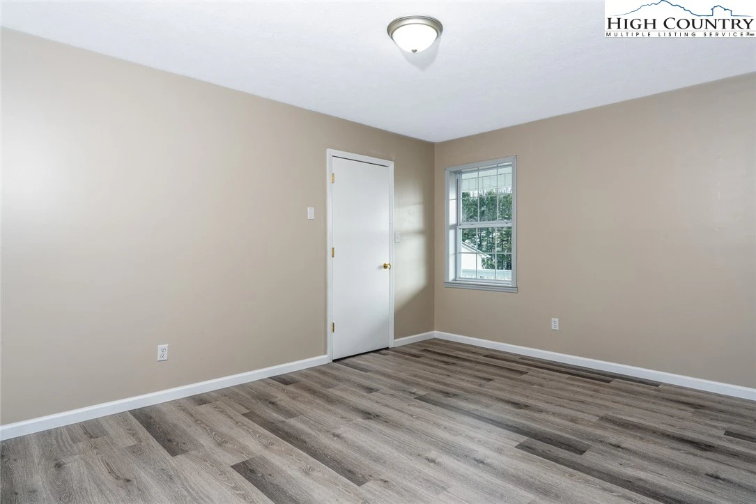 Image number 9 for the current listing