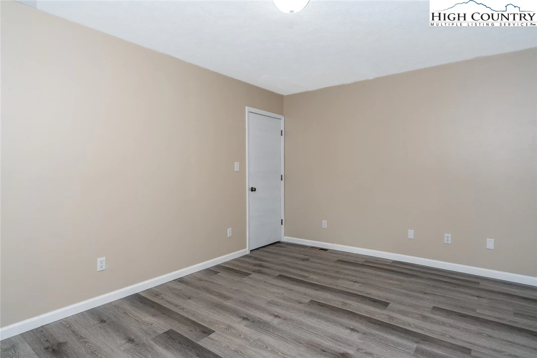 Image number 10 for the current listing