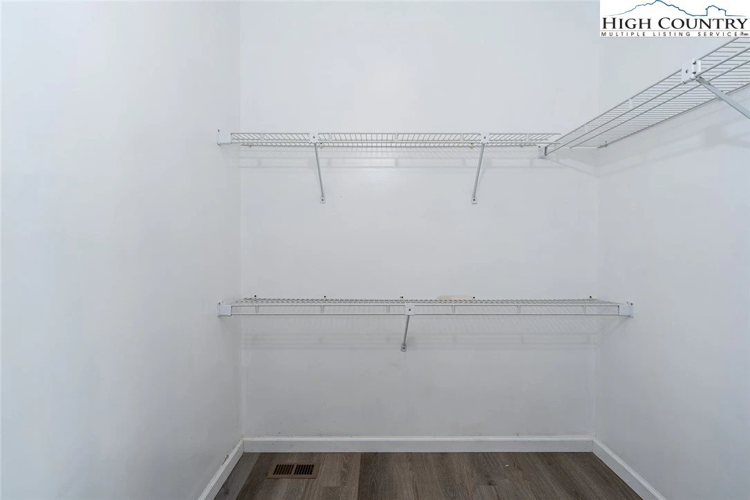 Image number 11 for the current listing