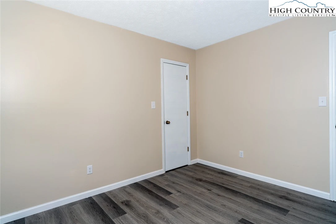 Image number 14 for the current listing