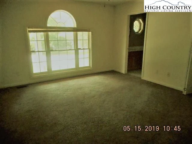 Image number 13 for the current listing