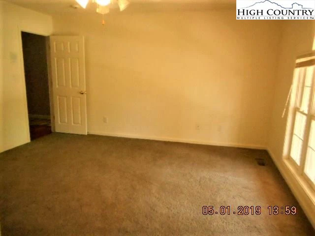 Image number 11 for the current listing